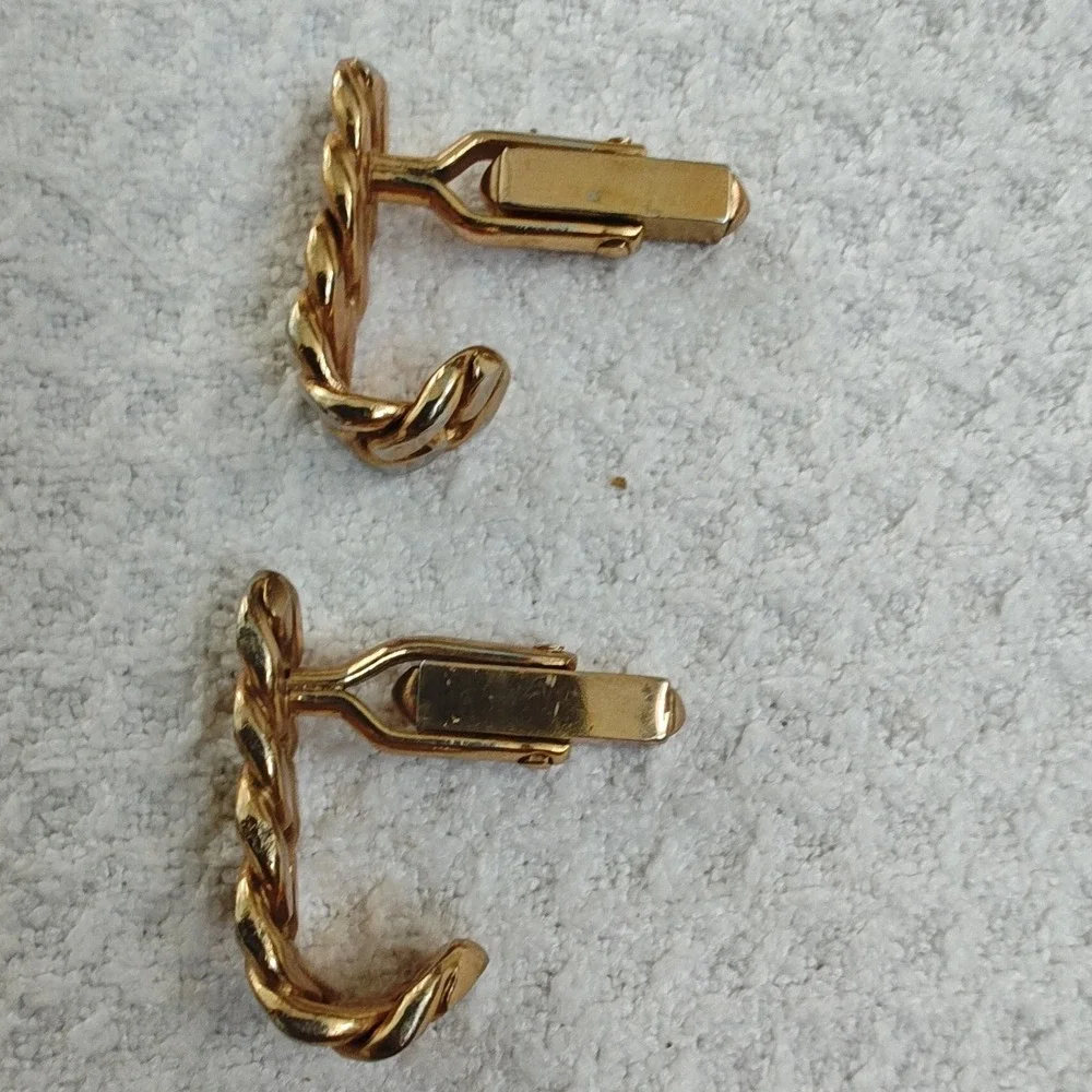 Unbranded gold tone